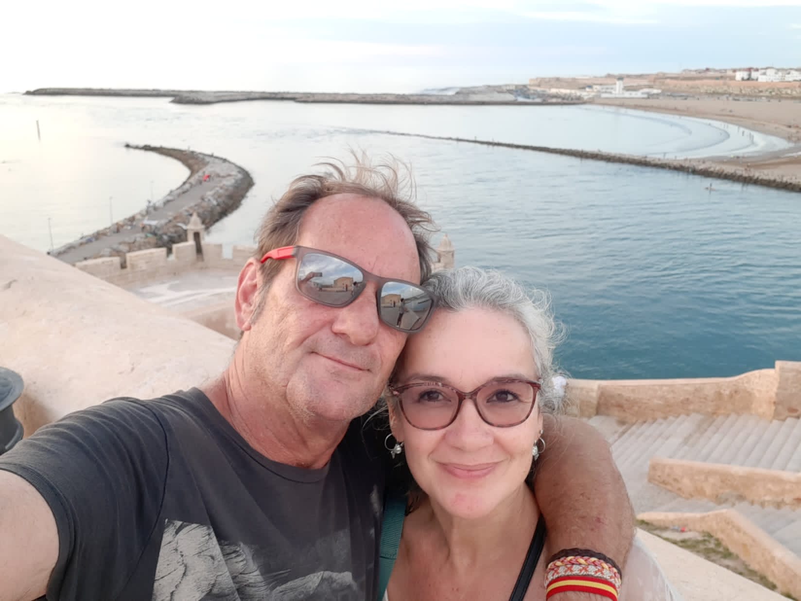 Gama Alta Experiences hombre con gafas de sol y mujer se hacen una foto con fondo de mar
